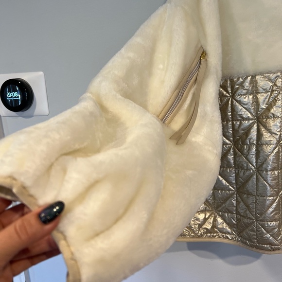 UGG Marlene Quilted Jacket 🔥
Metallic - Picture 12 of 16